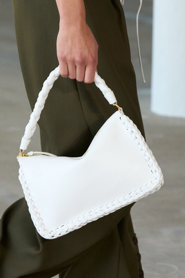 مجموعة Altuzarra لربيع وصيف 2023 تأخذنا في رحلة من التصاميم الرياضية إلى البوهيميا الفاخرة