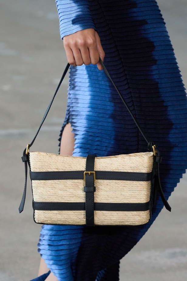 مجموعة Altuzarra لربيع وصيف 2023 تأخذنا في رحلة من التصاميم الرياضية إلى البوهيميا الفاخرة