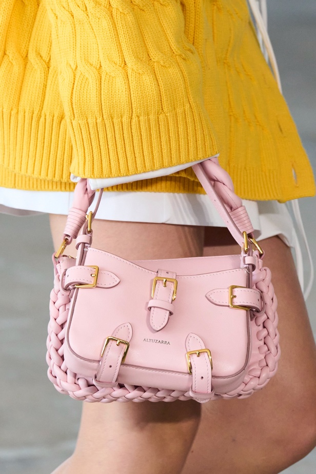 مجموعة Altuzarra لربيع وصيف 2023 تأخذنا في رحلة من التصاميم الرياضية إلى البوهيميا الفاخرة