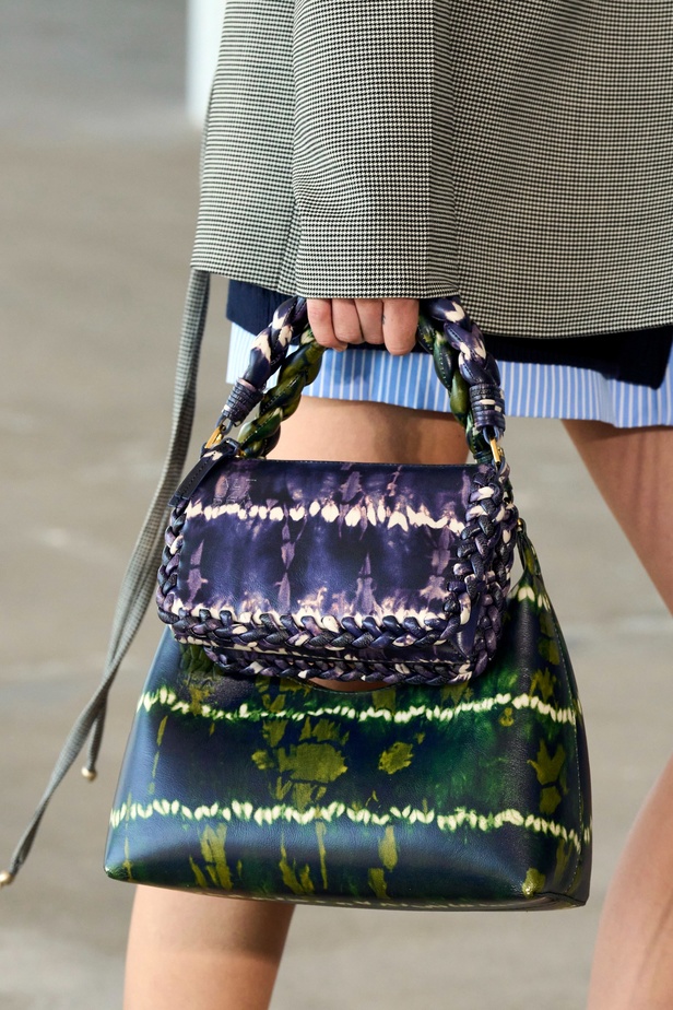 مجموعة Altuzarra لربيع وصيف 2023 تأخذنا في رحلة من التصاميم الرياضية إلى البوهيميا الفاخرة