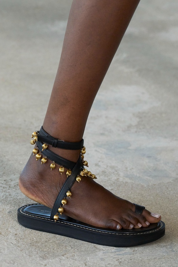 مجموعة Altuzarra لربيع وصيف 2023 تأخذنا في رحلة من التصاميم الرياضية إلى البوهيميا الفاخرة