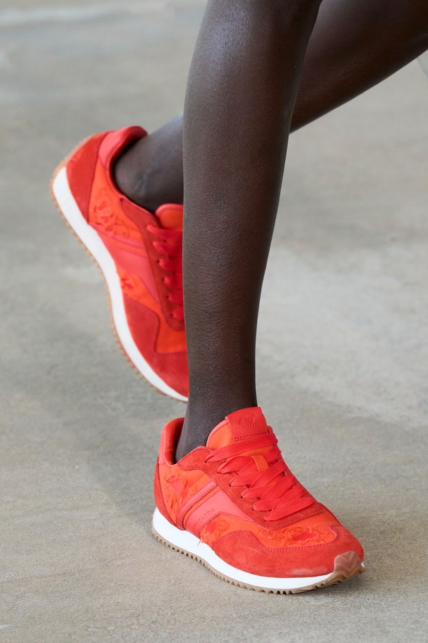 مجموعة Altuzarra لربيع وصيف 2023 تأخذنا في رحلة من التصاميم الرياضية إلى البوهيميا الفاخرة