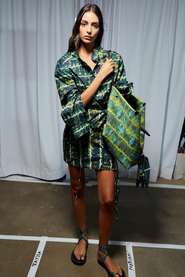 مجموعة Altuzarra لربيع وصيف 2023 تأخذنا في رحلة من التصاميم الرياضية إلى البوهيميا الفاخرة