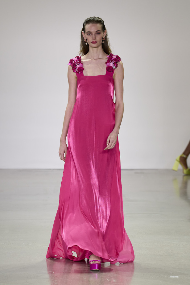 من مجموعة بادلي ميشكا لموسم ربيع وصيف 2023