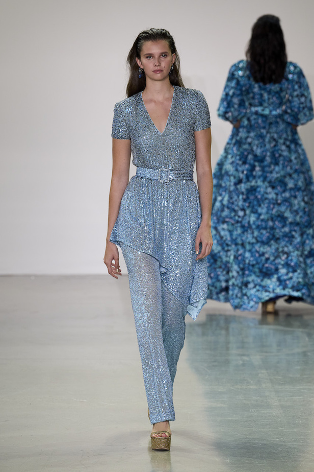 من مجموعة بادلي ميشكا لموسم ربيع وصيف 2023