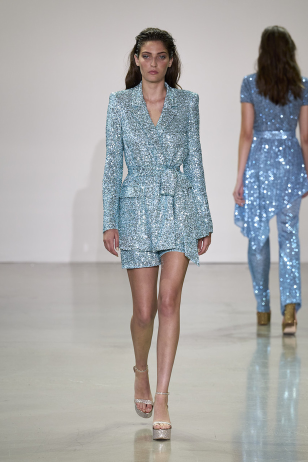 من مجموعة بادلي ميشكا لموسم ربيع وصيف 2023