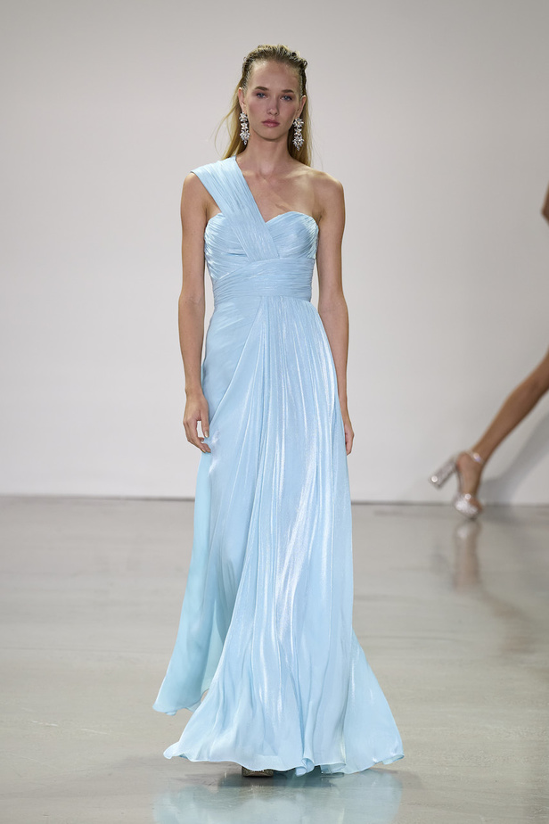 من مجموعة بادلي ميشكا لموسم ربيع وصيف 2023