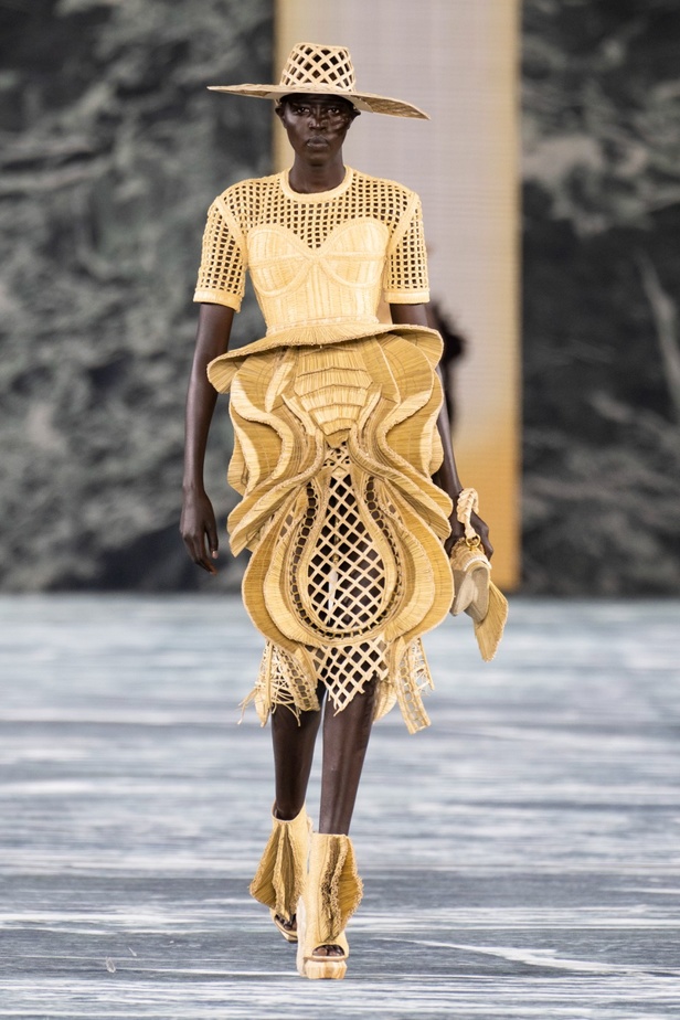 الأسطورة Cher تخطف الأنظار في عرض Balmain لربيع وصيف 2023