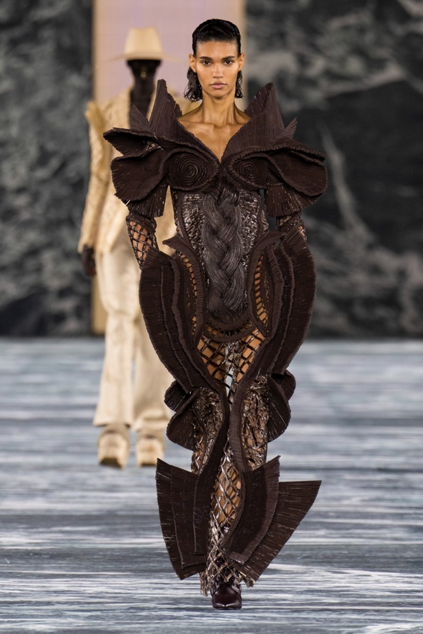 الأسطورة Cher تخطف الأنظار في عرض Balmain لربيع وصيف 2023