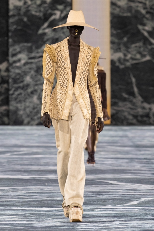 الأسطورة Cher تخطف الأنظار في عرض Balmain لربيع وصيف 2023