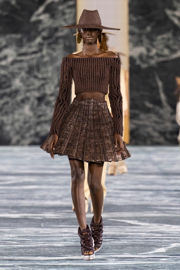 الأسطورة Cher تخطف الأنظار في عرض Balmain لربيع وصيف 2023