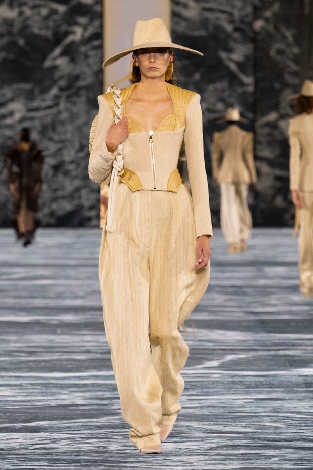 الأسطورة Cher تخطف الأنظار في عرض Balmain لربيع وصيف 2023