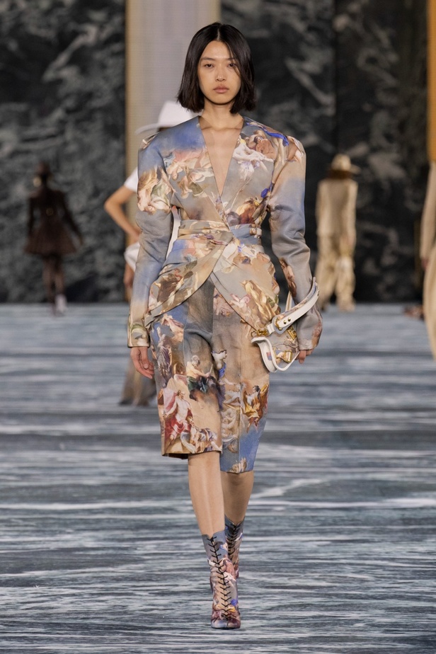 الأسطورة Cher تخطف الأنظار في عرض Balmain لربيع وصيف 2023