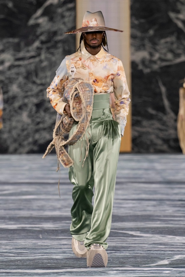 الأسطورة Cher تخطف الأنظار في عرض Balmain لربيع وصيف 2023