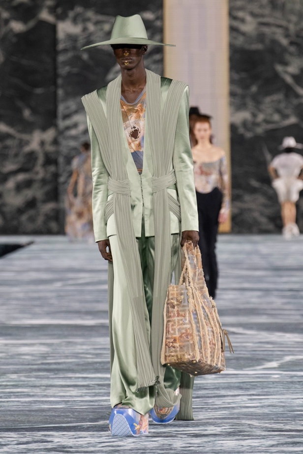 الأسطورة Cher تخطف الأنظار في عرض Balmain لربيع وصيف 2023