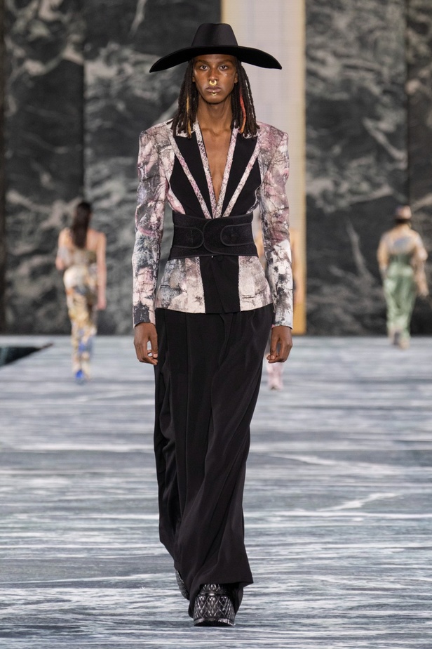 الأسطورة Cher تخطف الأنظار في عرض Balmain لربيع وصيف 2023