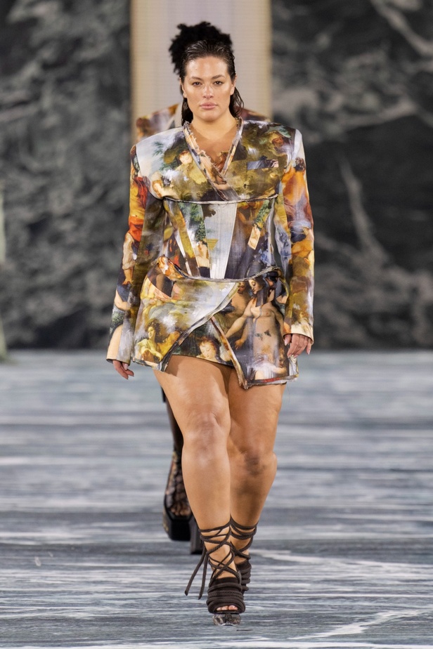 الأسطورة Cher تخطف الأنظار في عرض Balmain لربيع وصيف 2023