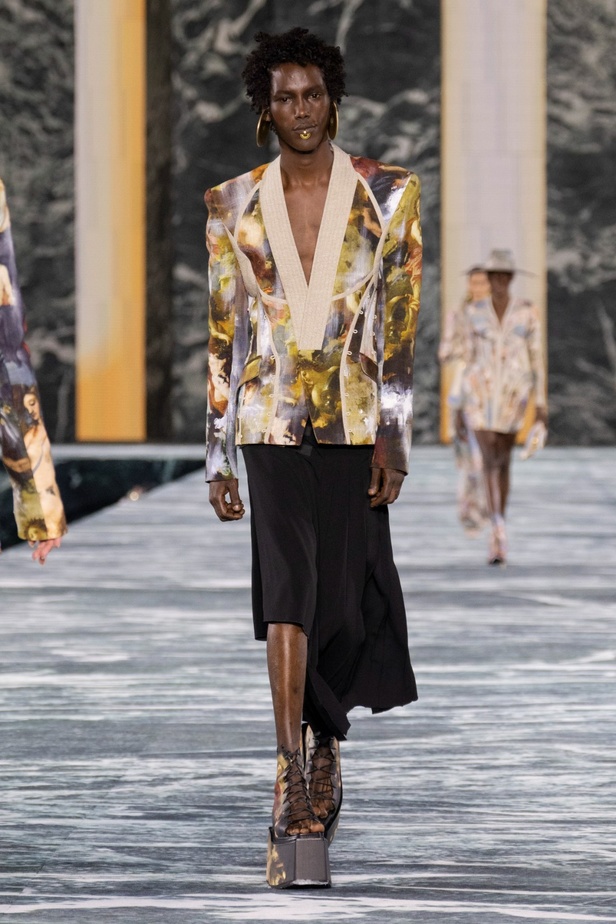 الأسطورة Cher تخطف الأنظار في عرض Balmain لربيع وصيف 2023