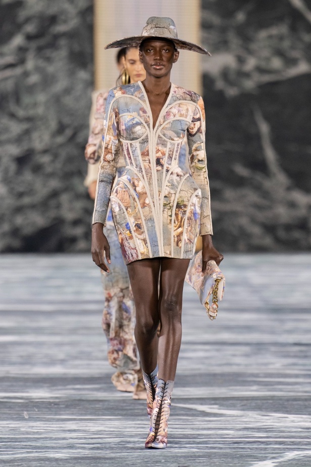 الأسطورة Cher تخطف الأنظار في عرض Balmain لربيع وصيف 2023