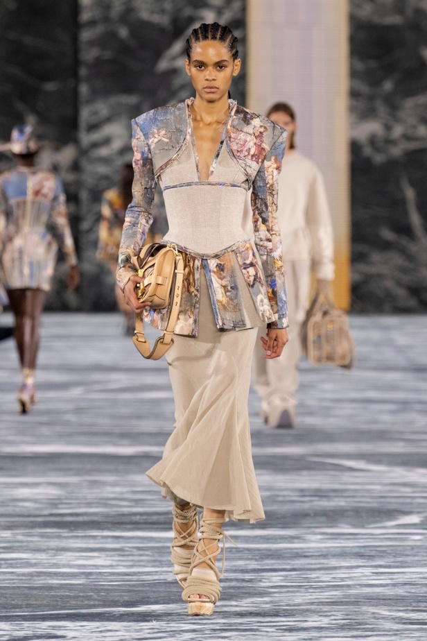 الأسطورة Cher تخطف الأنظار في عرض Balmain لربيع وصيف 2023