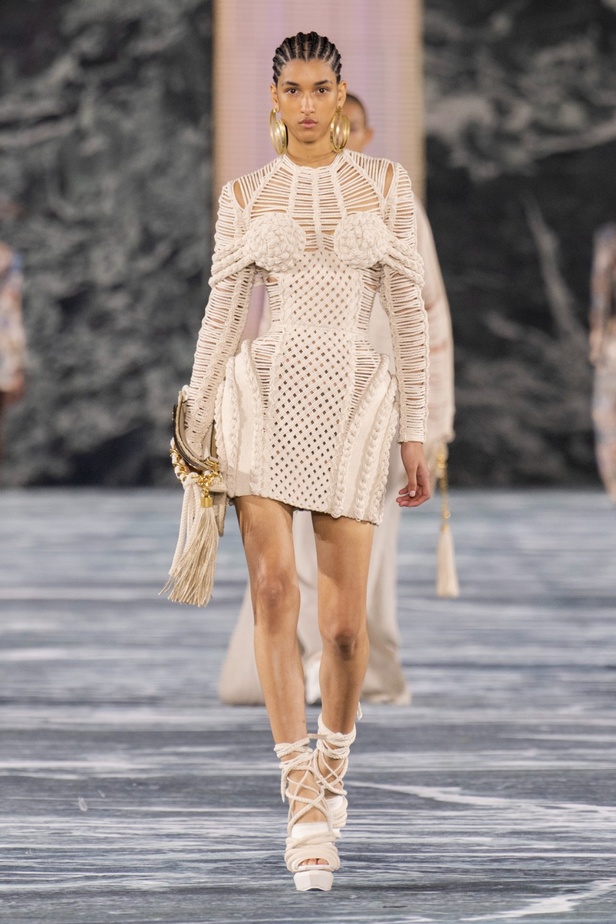 الأسطورة Cher تخطف الأنظار في عرض Balmain لربيع وصيف 2023