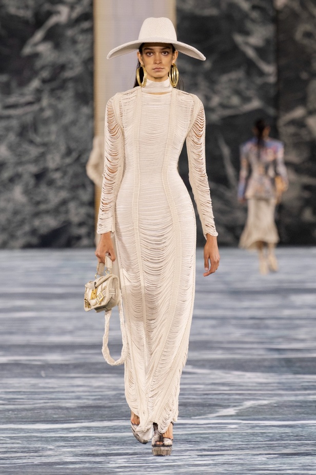 الأسطورة Cher تخطف الأنظار في عرض Balmain لربيع وصيف 2023