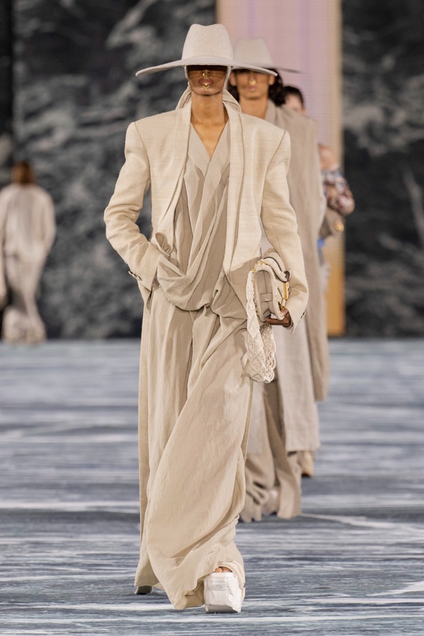 الأسطورة Cher تخطف الأنظار في عرض Balmain لربيع وصيف 2023