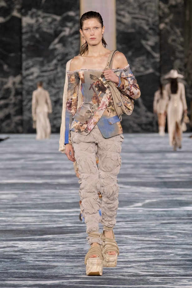 الأسطورة Cher تخطف الأنظار في عرض Balmain لربيع وصيف 2023