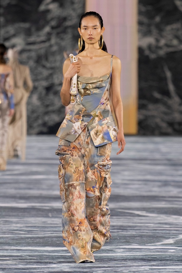 الأسطورة Cher تخطف الأنظار في عرض Balmain لربيع وصيف 2023