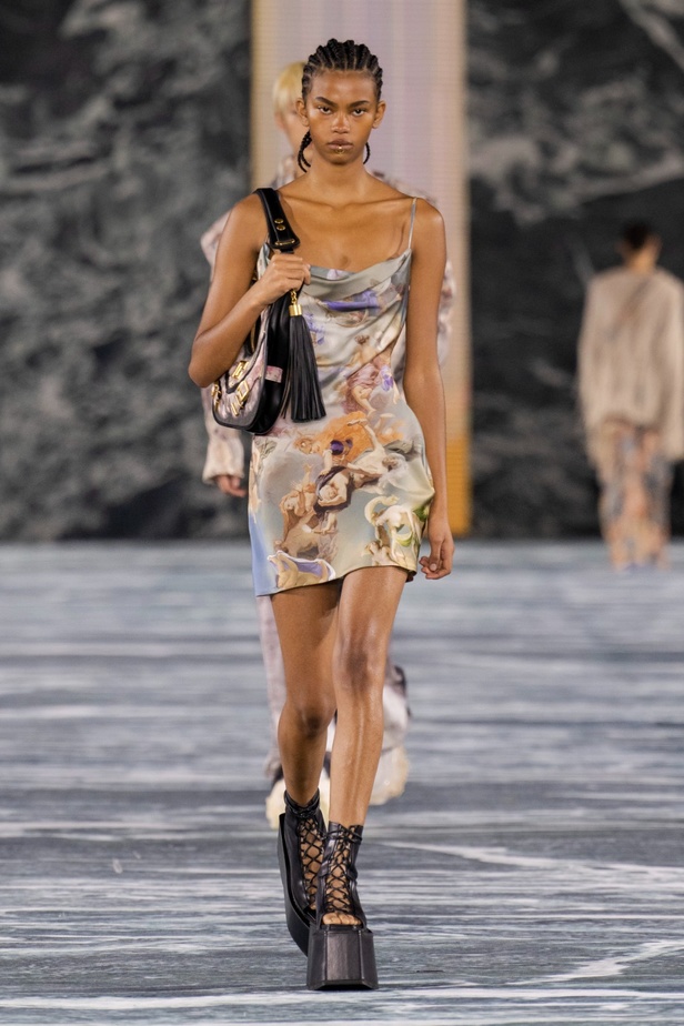 الأسطورة Cher تخطف الأنظار في عرض Balmain لربيع وصيف 2023