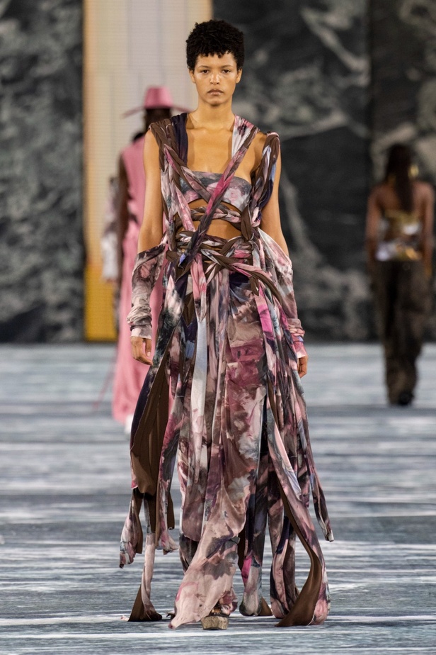 الأسطورة Cher تخطف الأنظار في عرض Balmain لربيع وصيف 2023