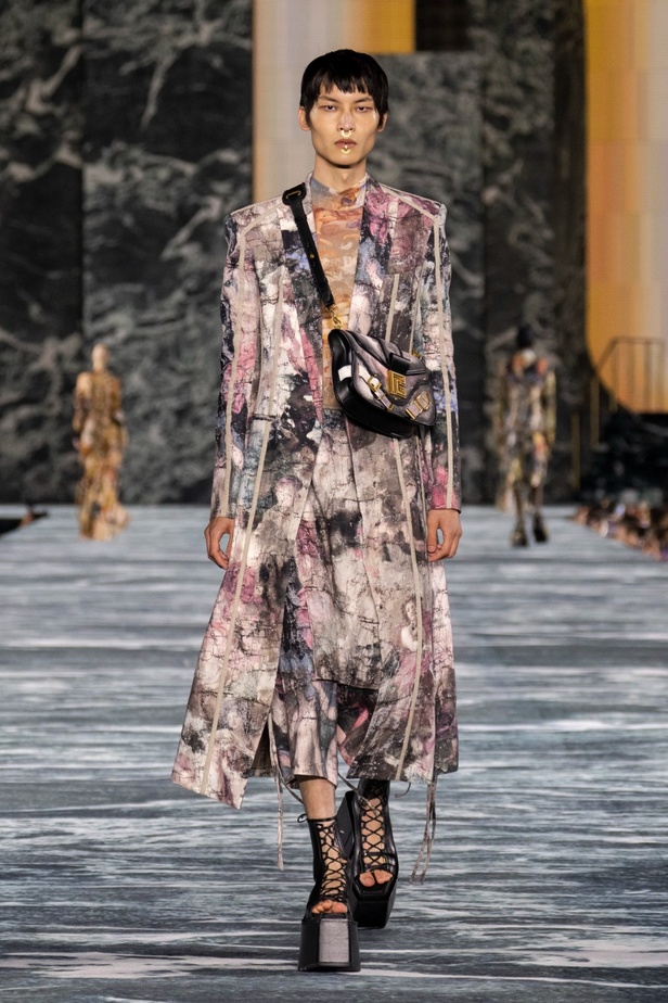 الأسطورة Cher تخطف الأنظار في عرض Balmain لربيع وصيف 2023