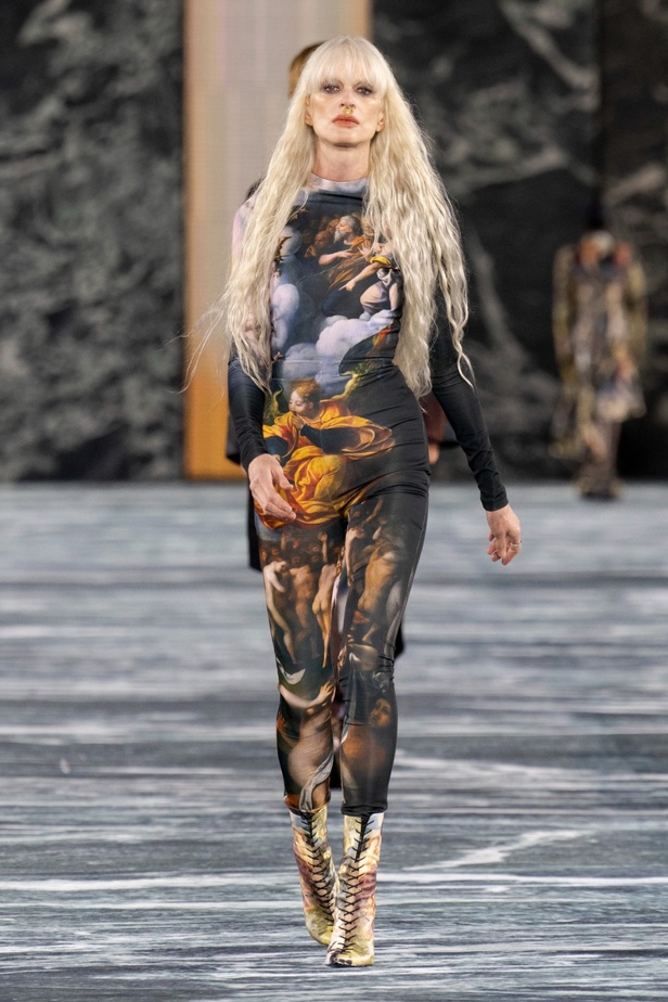 الأسطورة Cher تخطف الأنظار في عرض Balmain لربيع وصيف 2023