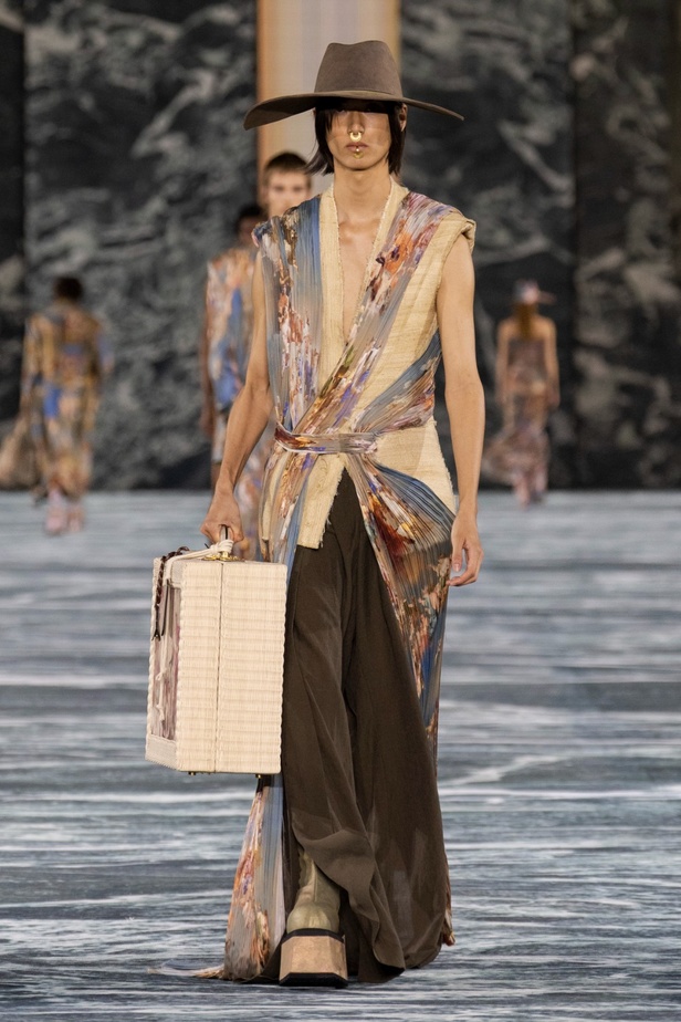 الأسطورة Cher تخطف الأنظار في عرض Balmain لربيع وصيف 2023