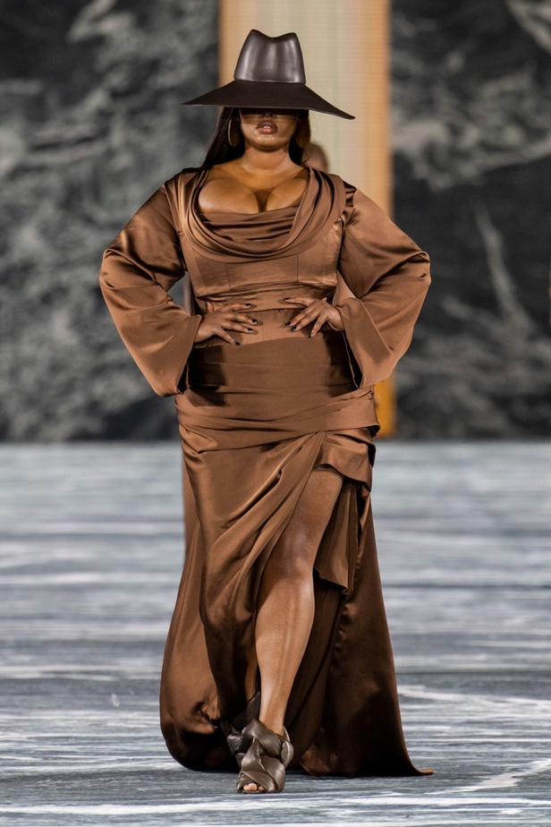 الأسطورة Cher تخطف الأنظار في عرض Balmain لربيع وصيف 2023