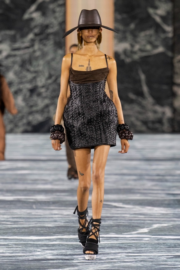 الأسطورة Cher تخطف الأنظار في عرض Balmain لربيع وصيف 2023