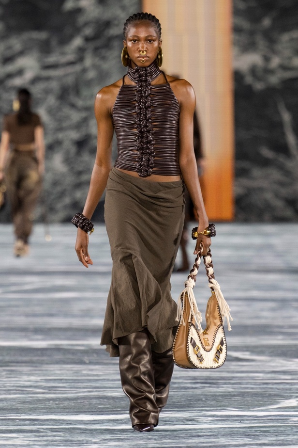 الأسطورة Cher تخطف الأنظار في عرض Balmain لربيع وصيف 2023