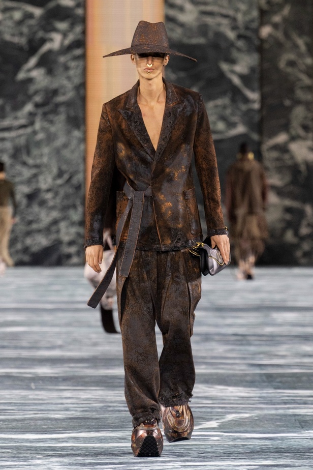 الأسطورة Cher تخطف الأنظار في عرض Balmain لربيع وصيف 2023