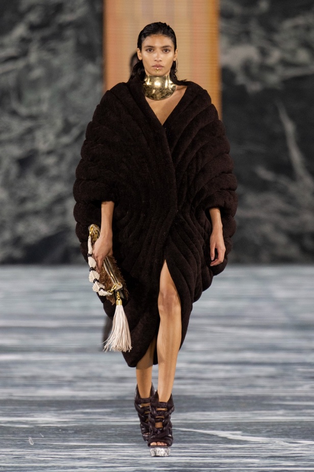 الأسطورة Cher تخطف الأنظار في عرض Balmain لربيع وصيف 2023