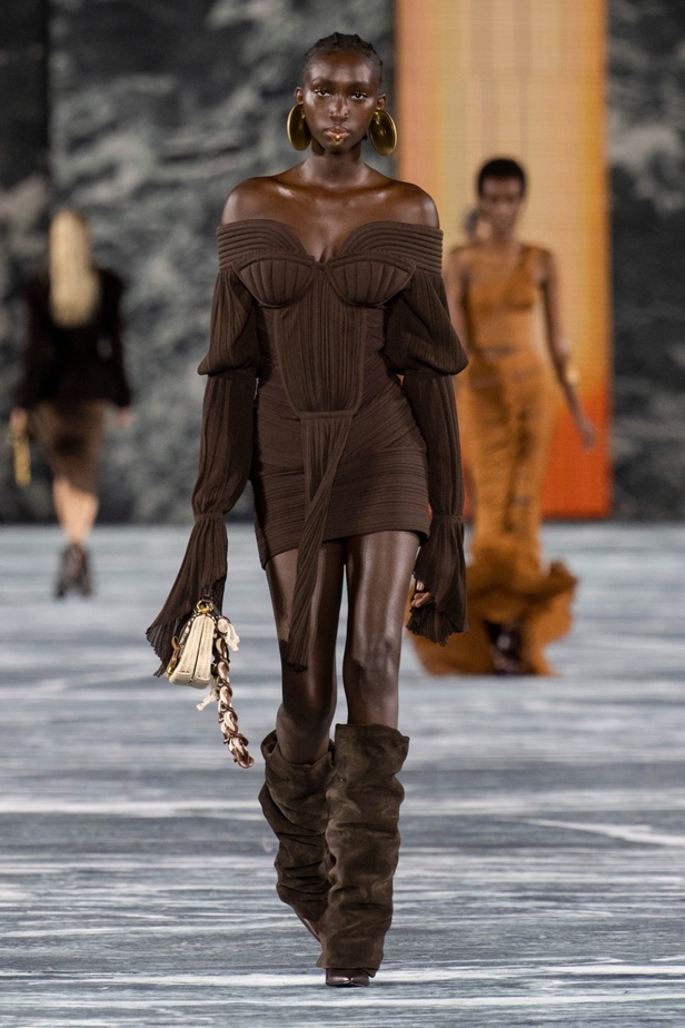 الأسطورة Cher تخطف الأنظار في عرض Balmain لربيع وصيف 2023