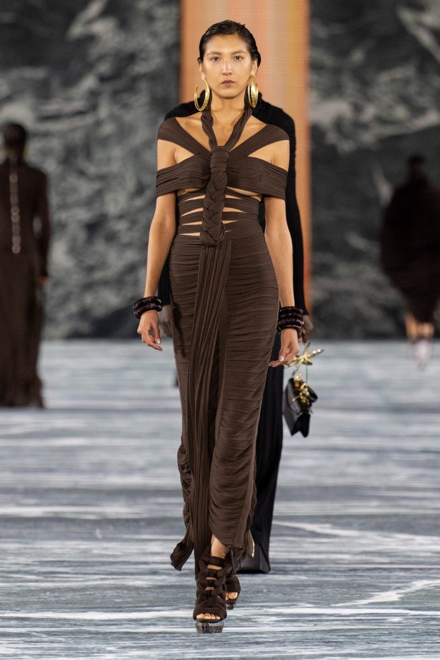 الأسطورة Cher تخطف الأنظار في عرض Balmain لربيع وصيف 2023