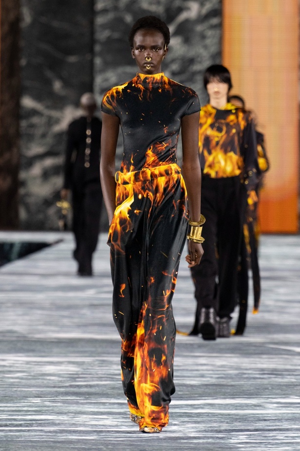 الأسطورة Cher تخطف الأنظار في عرض Balmain لربيع وصيف 2023