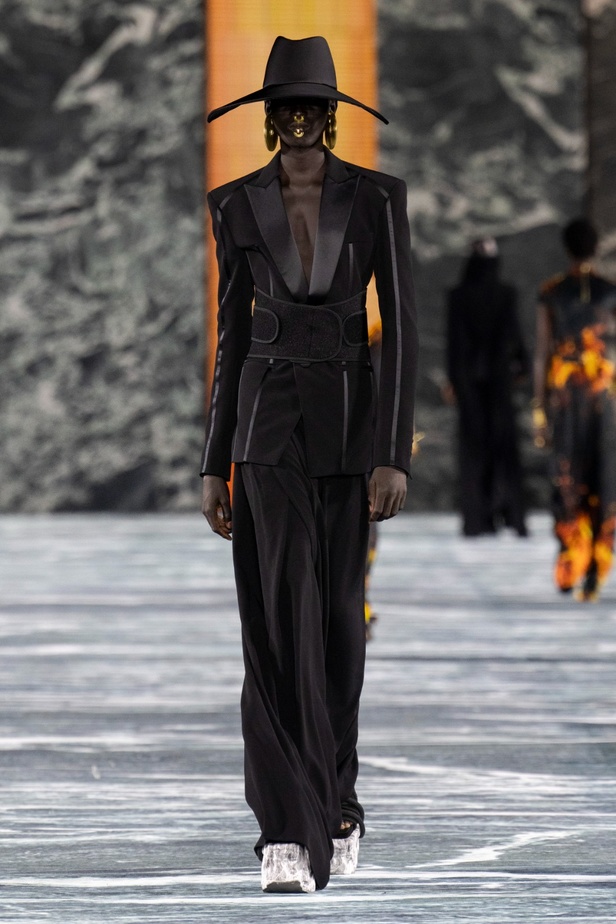 الأسطورة Cher تخطف الأنظار في عرض Balmain لربيع وصيف 2023