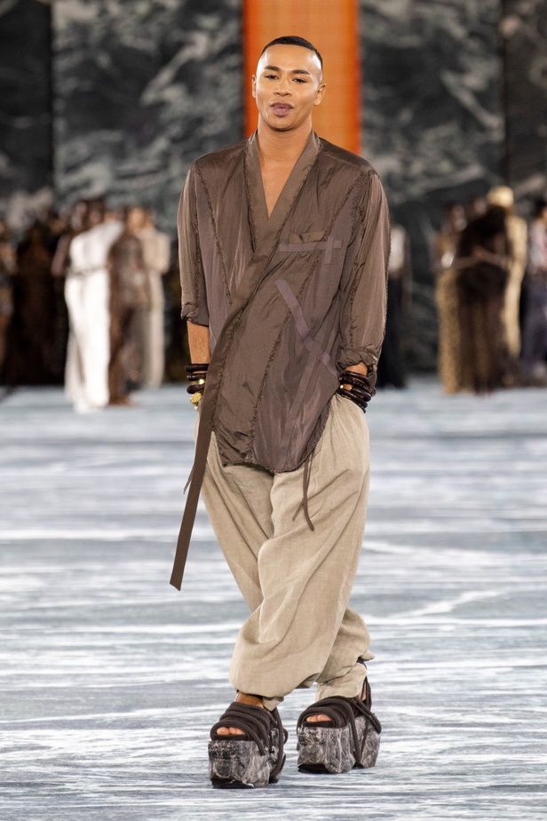 الأسطورة Cher تخطف الأنظار في عرض Balmain لربيع وصيف 2023