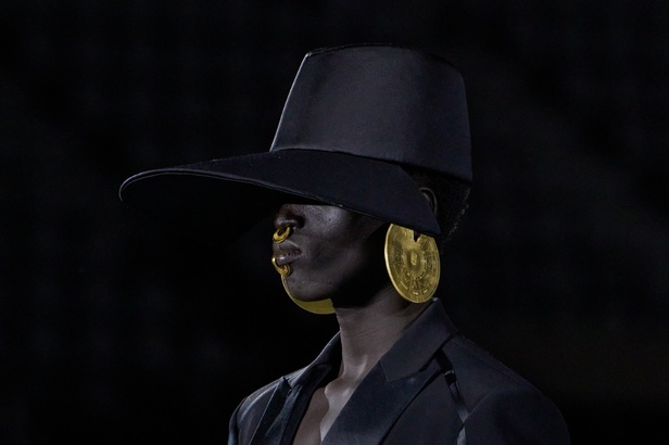 الأسطورة Cher تخطف الأنظار في عرض Balmain لربيع وصيف 2023