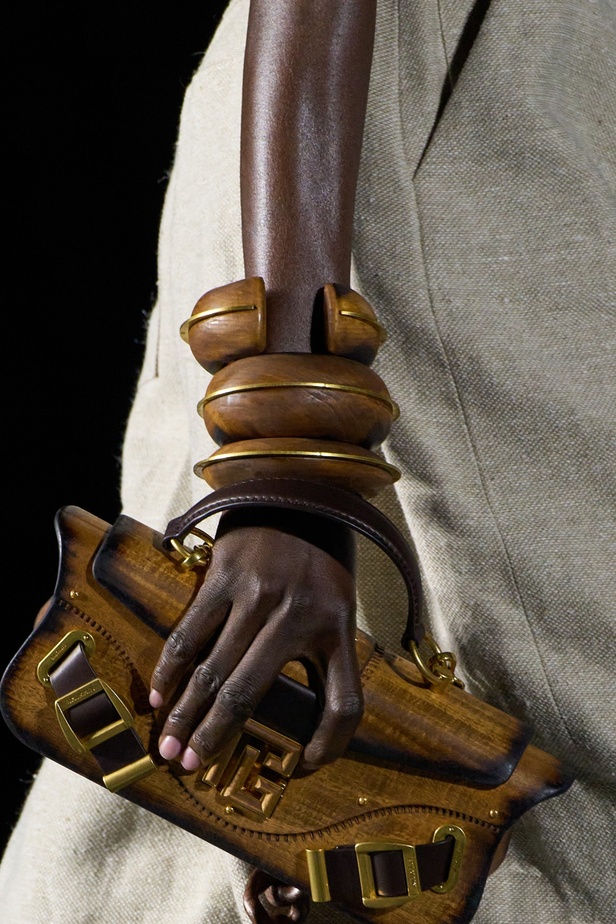 الأسطورة Cher تخطف الأنظار في عرض Balmain لربيع وصيف 2023