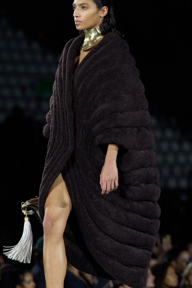 الأسطورة Cher تخطف الأنظار في عرض Balmain لربيع وصيف 2023