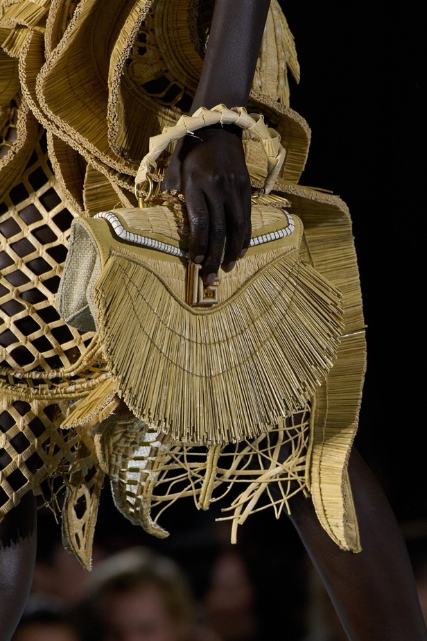 الأسطورة Cher تخطف الأنظار في عرض Balmain لربيع وصيف 2023