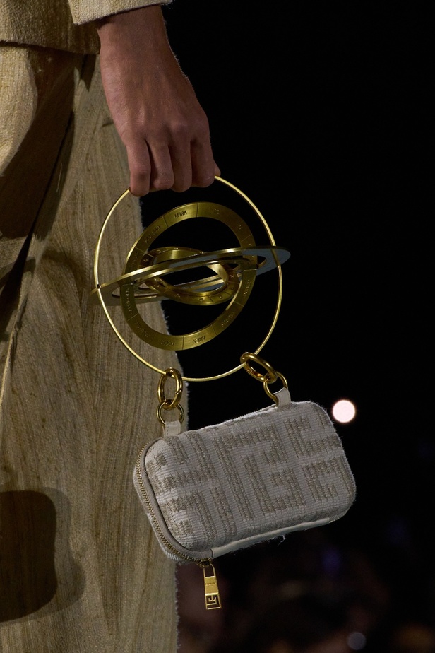 الأسطورة Cher تخطف الأنظار في عرض Balmain لربيع وصيف 2023