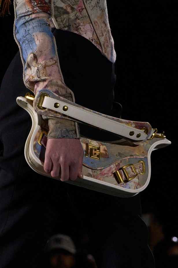 الأسطورة Cher تخطف الأنظار في عرض Balmain لربيع وصيف 2023